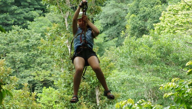 Descente en tyrolienne dans la jungle du Costa Rica