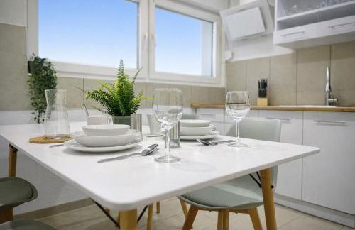 STN Royale Suite - Ferienwohnung mit 4 Schlafzimmer, 8 Big Beds, Parkplatz & Balkon, Highspeed WLAN, Netflix Premium, Zentral zu Audi & Schwarz Gruppe - Foto 21