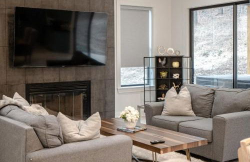 Modern Retreat 10 min-Oaklawn BBQ grill Pavillion Kids playground - Foto 50