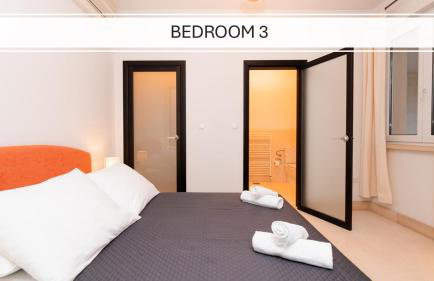 VILLA PHILIPPA - luxurious five-room villa - idyllic location - first row to the sea - spectacular view of the sea bay - unforgettable sunsets - 15 minutes from Supetar ferry port - free parking - private heated pool - Foto 19