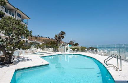 Oceanfront Gem w Balcony Pool Hot Tub Carbon Beach Access Bluewater Haven by AvantStay - Photo 23