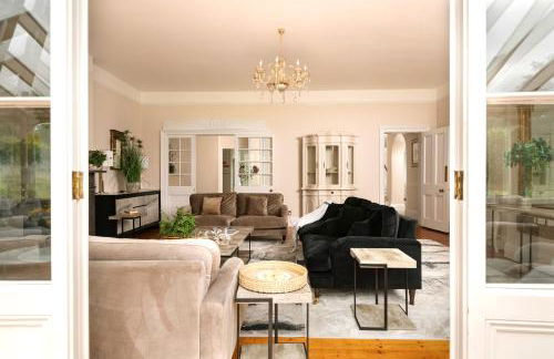 Downwood Vineyard Manor House in Idyllic Countryside - Photo 13