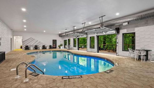 Arcade Playground Indoor Pool Hot Tub Firepit Minutes from Dollywood National Parks 2 Suites at Firefly Mountain Lodge by AvantStay - Foto 2, Other