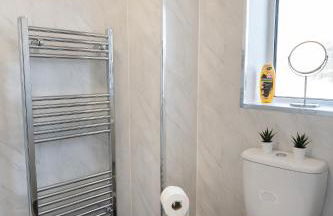 Modern - 2 Bed - Free Parking- by Holiday Homes - Foto 16