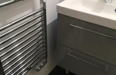 BedinReims "burgundy bottle" 110m2 Exceptional, 4 chambres doubles, 2 bain, free park & wifi, tout équipé - Foto 46