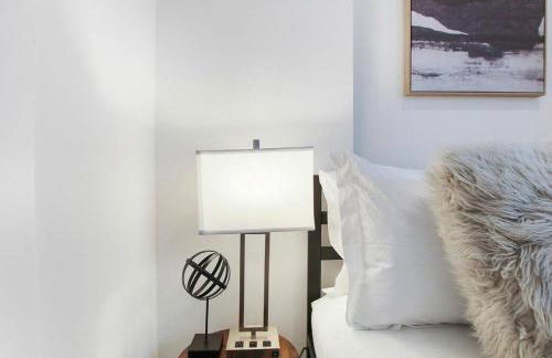 Studio Apt with Laundry, Near Shops! - Montrose Studio rep - Photo 5