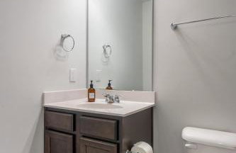 4BR Townhouse King Bed 2-Story Near NC State - Foto 31