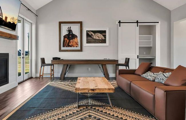 New Luxury Texas Farmhouse - Photo 37