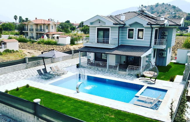 Inviting 4-bed Villa Lina With lux Pool - Photo 1