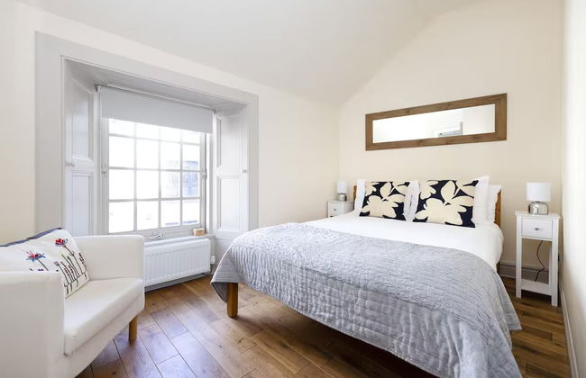 Cute House with Courtyard - Photo 1