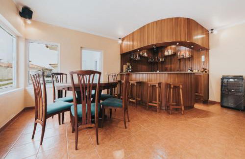 10 min from the beach Game room with fireplace Pool - Foto 9