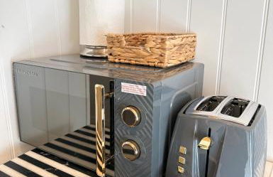 1 Bed Cabin - Sleeps 2 - Pets - Garden - Parking - Photo 7