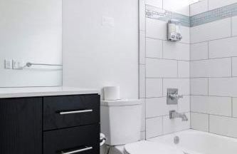 Urban Architectural Retreat with Rooftop Deck & Fi - Foto 25