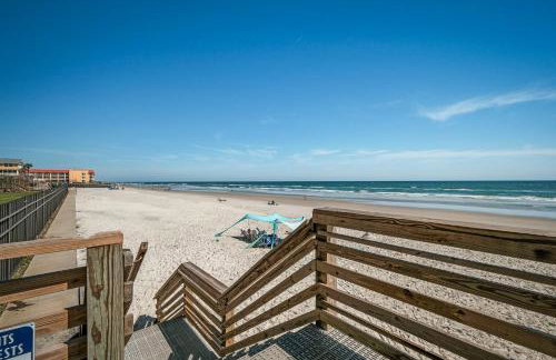 New Listing! Dog-friendly direct oceanfront with private balcony and heated rooftop pool - Foto 6