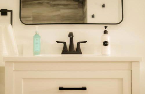 The Minimalist Escape - Modern 1BD in the Heights - Foto 28