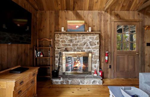 Vibrant Woodland Cabin Sanctuary near Great Cacapon River in West Virginia - Foto 13