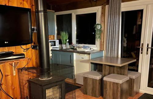 Belle 2 bedroom log cabin with hot tub, forest and loch - Foto 4