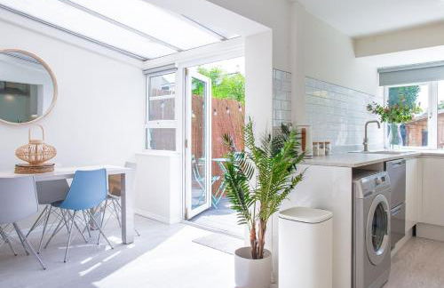 Stunning Townhouse with Large Garden - Sleeps 8! - Photo 10