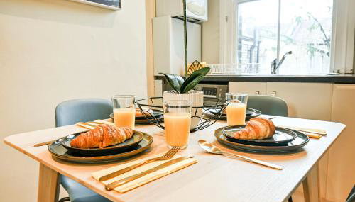 Modern 2BR Apartment for Contractors, Balcony & Fast Wi-Fi, W6 - Foto 3