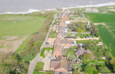 4 bed house 50 yards from the beach & lighthouse - Photo 1