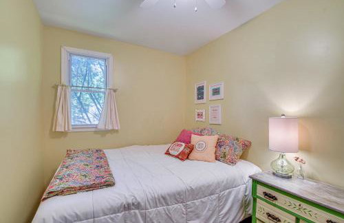 Charming Wolcott Cottage with Fire Pit and Mini Dock - Foto 17