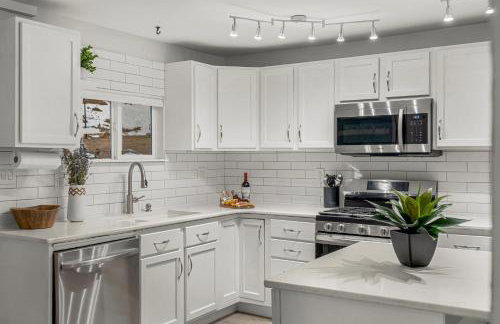 Cozy Riverfront Cabin with Fireplace & Deck - Foto 20