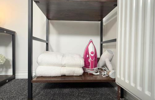 'The Elegant Comfort' - A Stunning Luxury 2-Bed Flat with Private Garden & Patio - Free Parking - Photo 19