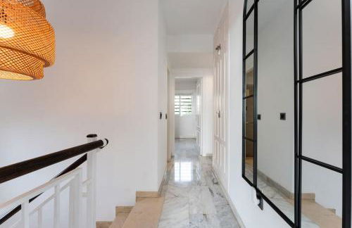 Exclusive Villa with Sea View Near Center - Foto 40