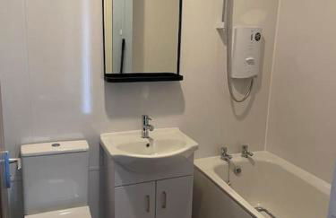 Spacious one bedroom flat, entire property. - Photo 20