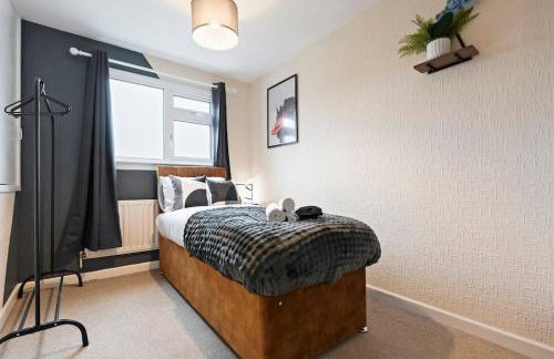 Stylish 4-Bed City Apartment, Sleeps 6, Ample Parking & Free Wi-Fi - Foto 6