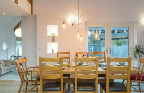 Modern 4-Bed Home Spacious & Comfortable - Pass the Keys - Foto 16