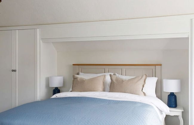 Coastal Retreat for 8 With Hot Tub - Walk to Beach - Foto 36