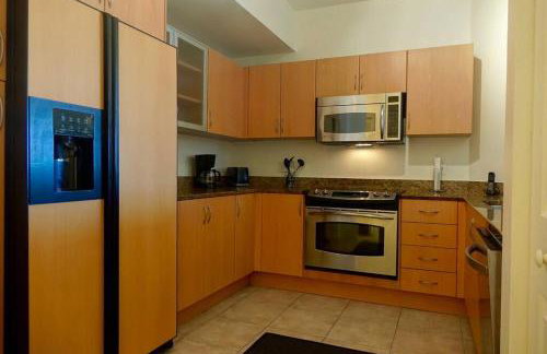 Luxurious, family-friendly 3BR condo on the water - Foto 17