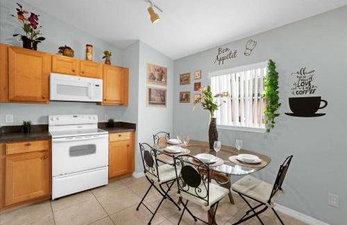 Upstay Lakeside Retreat w Private Pool and Game Room - Foto 30