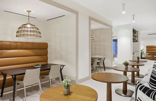 Upscale Downtown Condo Pool Gym & Skyline Views - Foto 68