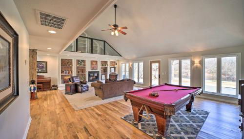 Grand Tulsa Getaway with Private Pond, Dock and Deck - Foto 3