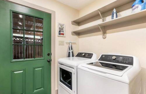 Stockyards 5 mins!-New!-Sleeps 8. Cowboy Bungalow - Foto 22