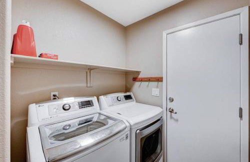 Cozy Getaway with King Bed, BBQ & Spacious Backyard - Photo 25