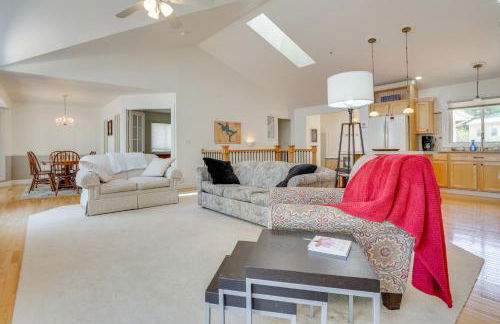 Spacious Lakefront New Auburn Home with Sunroom - Foto 8