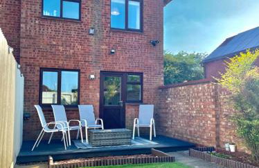 Furzton - Modern Home and Garden, Free Private Parking, TV, Sleeps 6 Guests - Photo 24