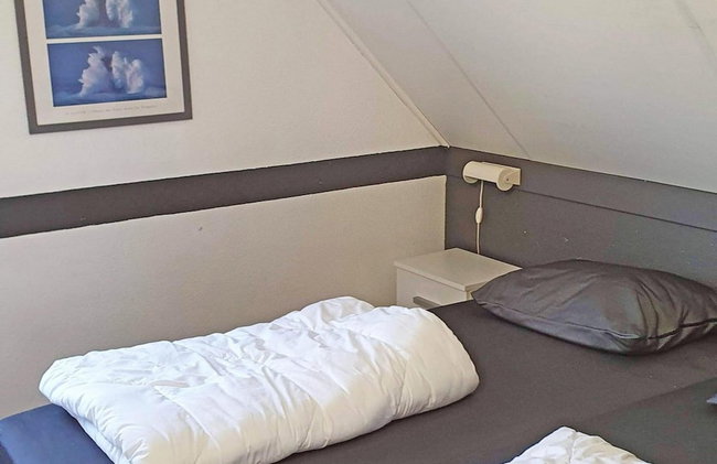 Appealing Bungalow With Garden - Photo 8