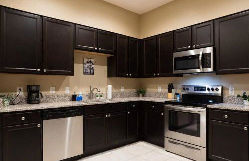 Gated townhouse with 2 suites, heated pool, hot tub - Photo 9