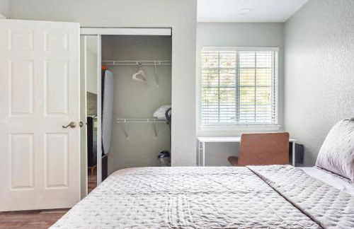 4 Bed 2 Bath, Dog Friendly, Pool, Walk to Stadium - Foto 9