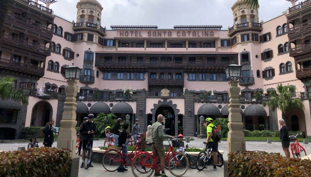 Junto ao hotel Santa Catalina com as bicicletas