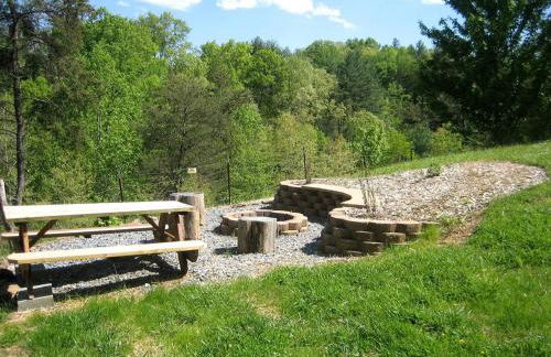 Charming Cabin Rental with a Hot Tub and Fireplace in the Smoky Mountains - Foto 15