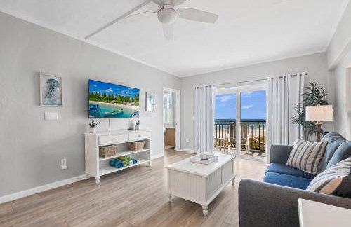 Polished oceanfront condo with pool access, private balcony & washer/dryer - Foto 6