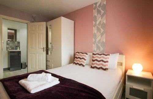 Modern 3-Bedroom Home in Quiet Cul-de-Sac w Parking by Rework Accommodation - Foto 28