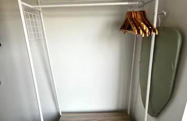 Serene 2-Bed Flat with Canal Views - Coop Live & Ethiad - Foto 16