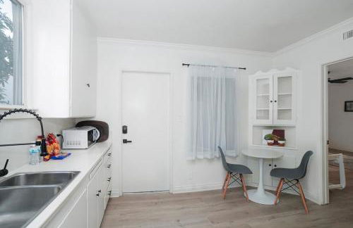 Fully Furnished 1-Bedroom - Foto 16