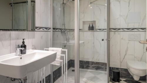 CLS Moderne City-Wohnung Hamburg Tiefgarage, Klimaanlage, Free-TV, 65 Zoll Smart-TV, E-Laden, Balkon, Parken, Nespresso Maschine inklusive Kapseln, Blick über Hamburg, Cafe im Haus, Bus gegenüber, Flex Check In - Foto 5, Shower